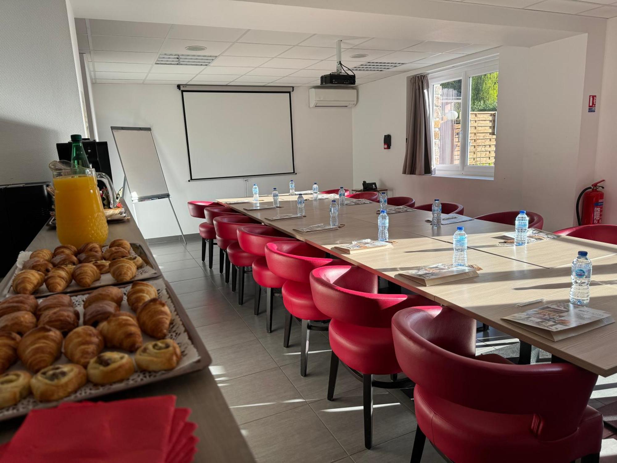 Brit Hotel Brive La Gaillarde - Restaurant La Limousine Malemort Esterno foto